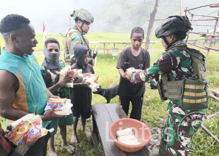 Bagikan Sembako, Satgas TNI Disambut Gembira Warga Arugia