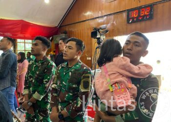 Satgas Yonif 323 Buaya Putih Ibadah Bersama Masyarakat Puncak