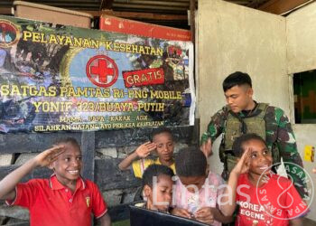Ksatria Buaya Putih Ajak Anak-Anak Papua Bermain Sambil Belajar