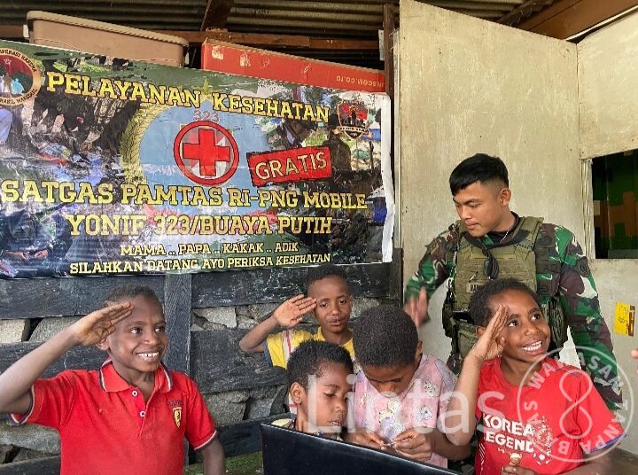 Papua Pintar Prajurit TNI Disambut Gembira Anak-Anak Kago