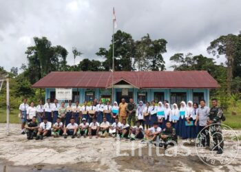 Edukatif Dan Kreatif di Momen MPLS, Satgas Yonif 310/KK Berikan Wasbang Serta Pelatihan PBB