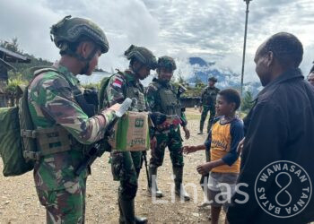 Satgas TNI Patroli Dan Berbagi Sembako, Warga Bilogai Sambut Antusias