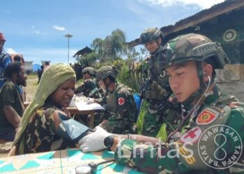 Dedikasi Satgas Yonif 323 Buaya Putih Gelar Pengobatan Gratis di Pedalaman Papua
