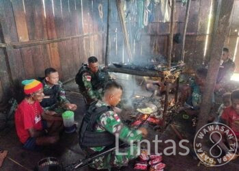 Semakin Akrab, Satgas Yonif 310/KK Kunjungi Dapur Warga, Masak Dan Makan Bersama