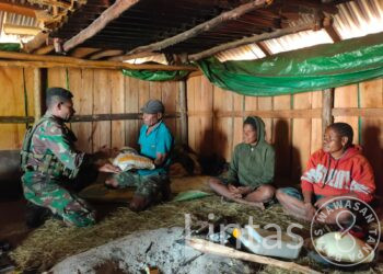 Warga Agiyome Sambut Gembira Pelayanan Kesehatan Dan Pembagian Sembako Satgas TNI