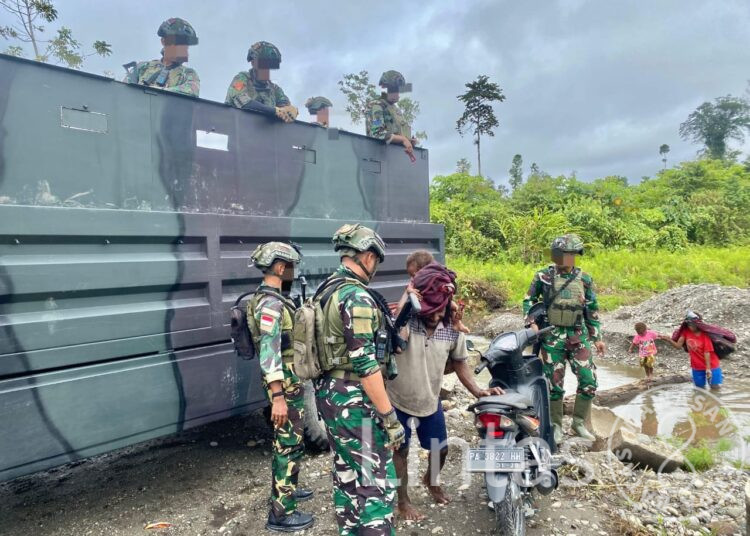 Warga Maruku Sambut Gembira Komsos Satgas Marinir