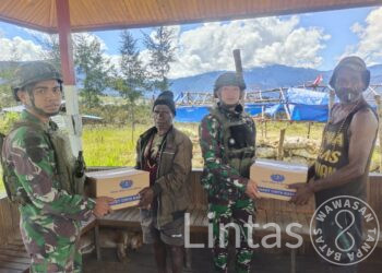 Satgas Yonif 323 Buaya Putih Berikan Sembako Sebagai Wujud Peduli Dengan Tokoh Masyarakat