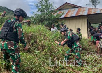 Jelang HUT RI Ke-79, Satgas Yonif 310/KK Gelar Karya Bakti Bersama Warga di Pegunungan Bintang