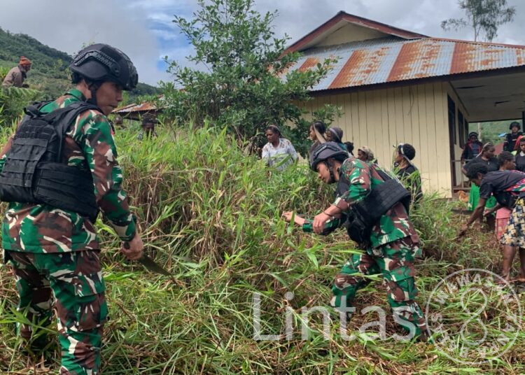 Jelang HUT RI Ke-79, Satgas Yonif 310/KK Gelar Karya Bakti Bersama Warga di Pegunungan Bintang
