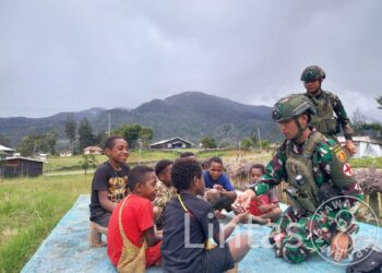 Buaya Putih Berbagi di Minggu Kasih, Pos Gome Satgas Yonif 323 Bagikan Makanan Untuk Masyarakat
