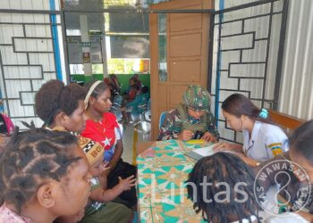 Satgas TNI Bekerjasama Dengan Puskesmas Sinak Gelar Imunisasi Polio