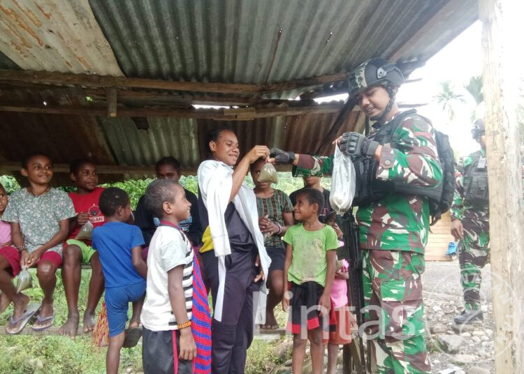 Satgas Yonif 310/KK Keliling Kampung Bagikan Bubur Kacang Hijau Kepada Warga Perbatasan