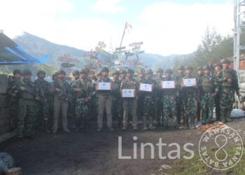 Satgas Yonif 323 Buaya Putih Bagikan Bendera Merah Putih Dan Sembako Untuk Masyarakat