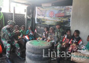 Senyum Ceria Anak-Anak Bersama Satgas Yonif 323 Buaya Putih