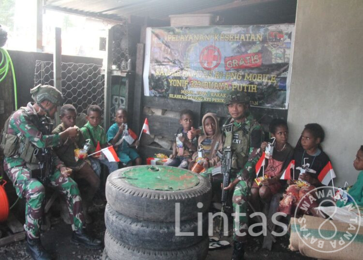 Senyum Ceria Anak-Anak Bersama Satgas Yonif 323 Buaya Putih