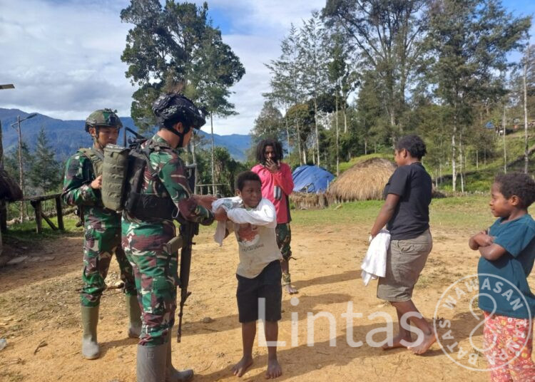 Senangnya Masyarakat di Datangi Prajurit Yonif 323 Buaya Putih