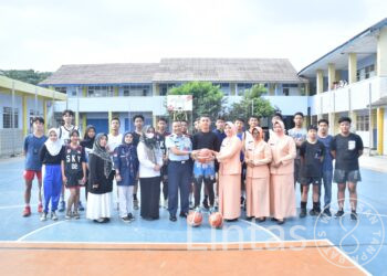 Guna Memacu Prestasi, Danlanud Husein Sastranegara Berikan Bantuan Alat Olahraga ke Sekolah Angkasa