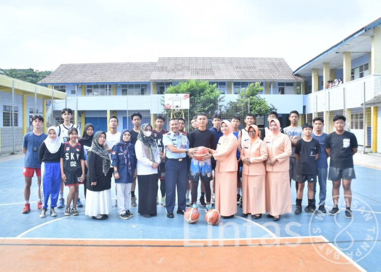 Guna Memacu Prestasi, Danlanud Husein Sastranegara Berikan Bantuan Alat Olahraga ke Sekolah Angkasa