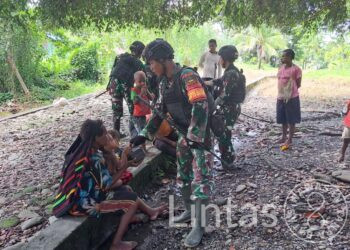 Hadir Berikan Manfaat, Satgas Yonif 310/KK Keliling Kampung Bagikan Sembako di Perbatasan