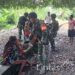 Hadir Berikan Manfaat, Satgas Yonif 310/KK Keliling Kampung Bagikan Sembako di Perbatasan