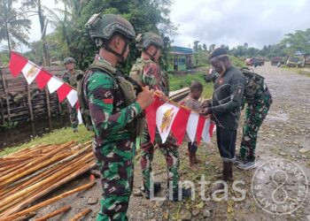 Warga Mumugu Antusias Pasang Bendera Merah Putih Bersama Habema