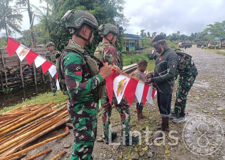 Warga Mumugu Antusias Pasang Bendera Merah Putih Bersama Habema