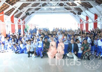 Bertumbuh Dan Berkarya Bersama Yasarini.Danlanud Husein Sastranegara Serahkan Alat Olahraga Ke Sekolah Angkasa