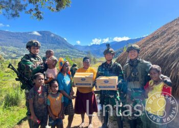 Jumat Berkah, Satgas Yonif 323 Buaya Putih Bagi-Bagi Sembako