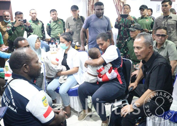 Heli Caracal TNI AU Mengevakuasi Pilot PT. Intan Angkasa Capt. Glen Malcolm Cooning WN Selandia Baru Yang Tewas Ditembak OPM di Distrik Alama Kab. Mimika