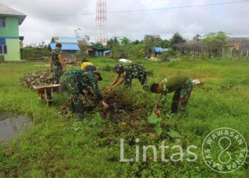 Peduli Lingkungan, Satgas Habema Bersama Warga Bersihkan Lapangan Gereja Kenyam