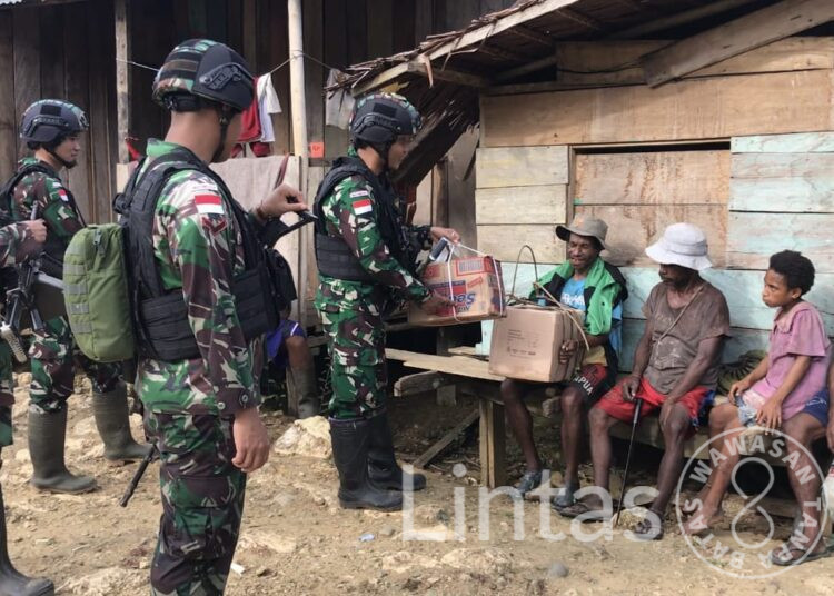 Kedatangannya Selalu Dinantikan, Satgas Yonif 310/KK Kunjungi Keluarga Asuh di Perbatasan