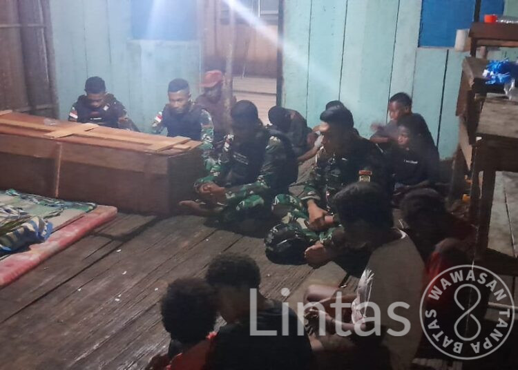 Peduli Sesama, Satgas Yonif 310/KK Melayat Dan Beri Bantuan Untuk Keluarga Duka