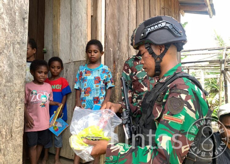 Bagikan Pakaian Dan Alat Tulis, Bentuk Perhatian Satgas Yonif 310/KK Pada Warga di Pedalaman Papua