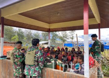 Tingkatkan Iman, Ksatria Yonif 323 Buaya Putih Ibadah Bersama Masyarakat