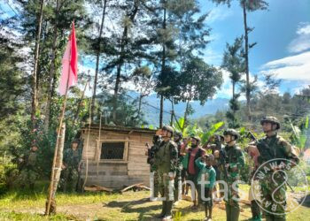 Sambut HUT RI Ke-79 Satgas Yonif 323 Buaya Putih Kibarkan Bendera Bersama Masyarakat