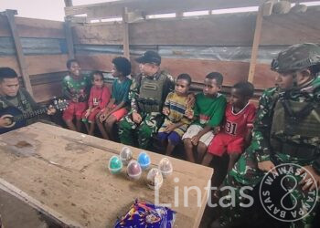 Prajurit Habema Ajari Anak-Anak Bombam Nyanyikan Lagu-Lagu Nasional