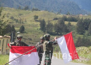 Aksi Satgas Yonif 323 Kibarkan Merah Putih di Pedalaman Papua Dalam Rangka HUT RI Ke-79