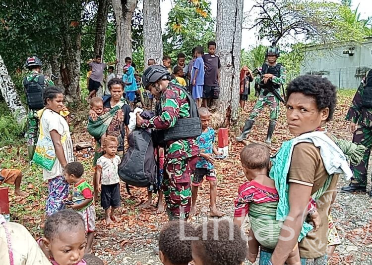 Hari Kemerdekaan Datangkan Kebahagiaan, Satgas Yonif 310/KK Bagikan Puluhan Pakaian