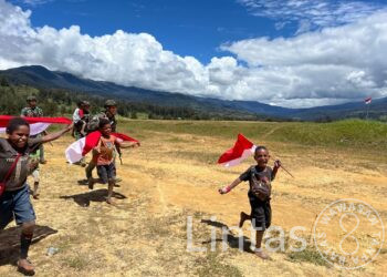 Bangkitkan Semangat Nasionalisme, Pos Gome Satgas Yonif 323 Buaya Putih Pasang Bendera Bersama Masyarakat