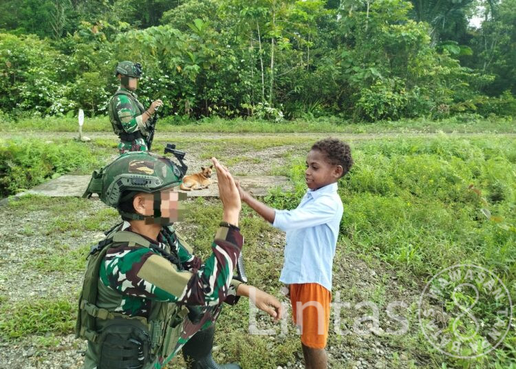 Marinir Habema Peduli Bagikan Baju Gratis Untuk Warga Maruku