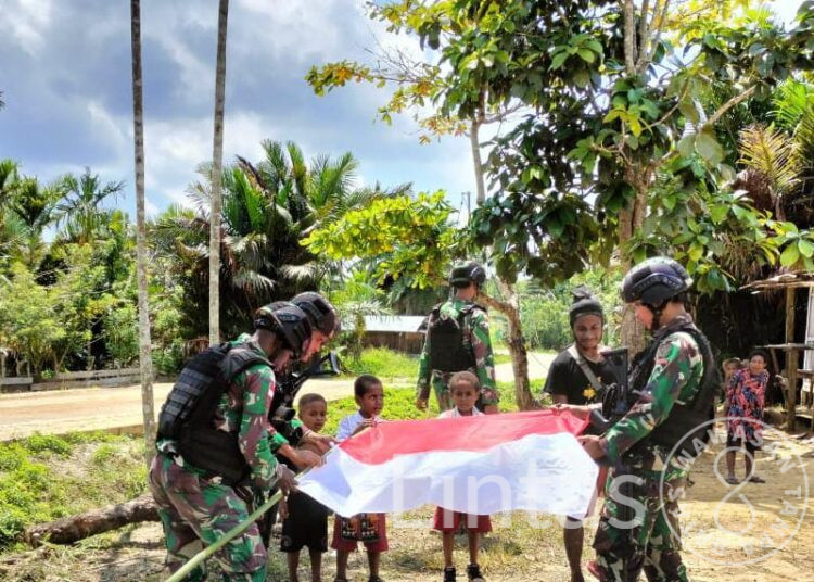 Gelora Hari Kemerdekaan, Satgas Yonif 310/KK Merah Putihkan Kampung di Perbatasan