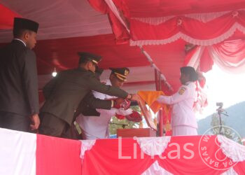 Satgas Yonif 323 Buaya Putih Ikuti Upacara Peringatan HUT RI Ke-79