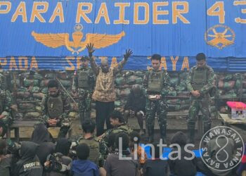 Momen Antusias Warga Delit Kibarkan Merah Putih Bersama Prajurit Habema