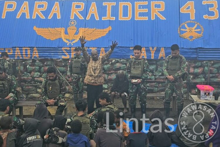 Momen Antusias Warga Delit Kibarkan Merah Putih Bersama Prajurit Habema