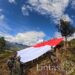 Satgas Yonif 323 Buaya Putih Kibarkan Bendera Raksasa di Atas Ketinggian Bukit Cakra Papua