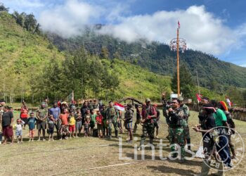 Satgas Yonif 323 Ajak Masyarakat Kampung Wuloni Meriahkan Perayaan HUT RI Ke-79