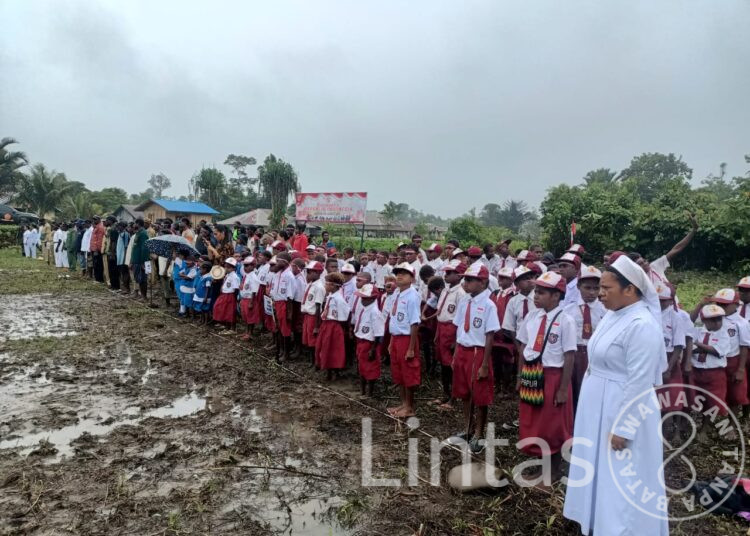 Satgas Habema Gelar Upacara Peringatan Kemerdekaan Ke-79 RI di Kampung Mumugu