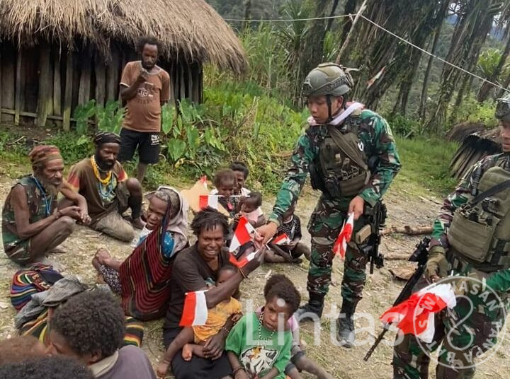 Prajurit Habema Bagikan Mainan Dan Baju Gratis Anak-Anak Grinbun