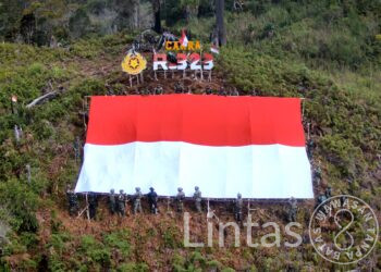 Satgas Habema Bersama Warga Eromaga Bentangkan Bendera Merah Putih Raksasa