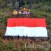 Satgas Habema Bersama Warga Eromaga Bentangkan Bendera Merah Putih Raksasa